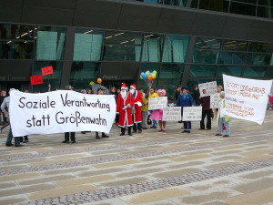 20080819_185218 Protestierer vor Darmstadtium